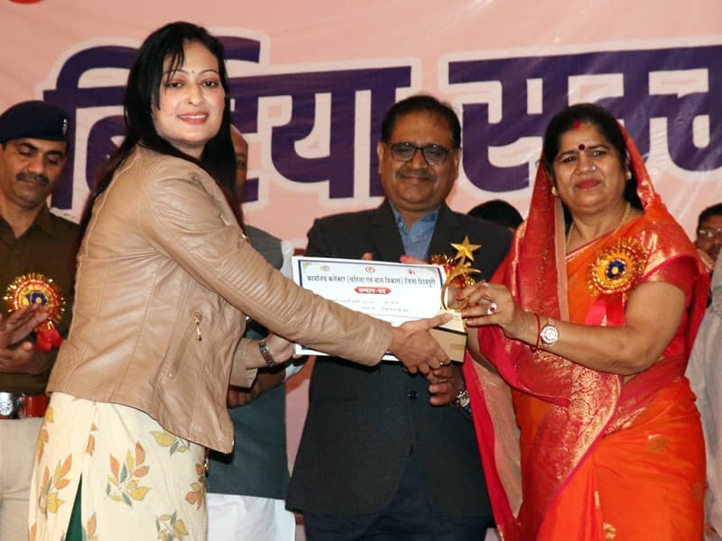 बेटी सम्मान समारोह में मंत्री बोलीं, ‘ कम पढ़ पाईं तो फिक्र मत करना, इमरती देवी तो बन ही जाओगी ‘