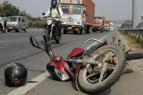 MP में सड़क हादसे में 3 की दर्दनाक मौत, 3 घायल, पहिए में साड़ी फंसने से दूर तक घिसटी महिला