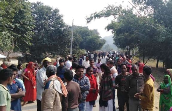 तेज रफ्तार बस ने छात्रा को कुचला, ट्रक ने स्कूल वाहन को मारी टक्कर, कई बच्चे घायल
