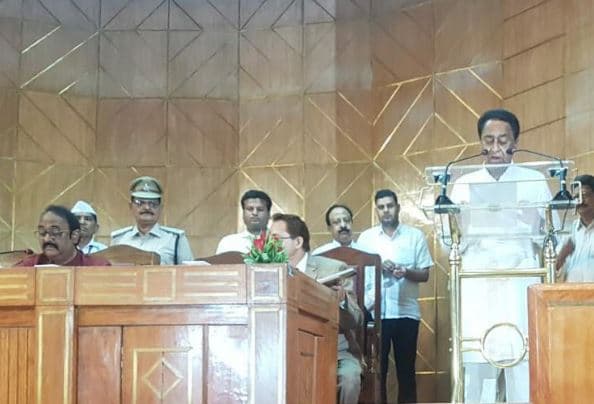 मुख्यमंत्री कमलनाथ बने विधानसभा के सदस्य, स्पीकर ने दिलाई विधायक पद की शपथ