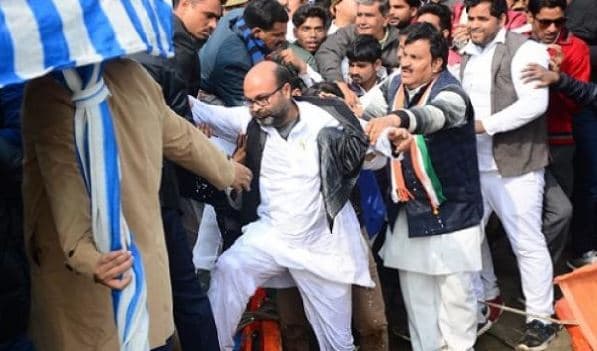 नाव में चढ़ने के दौरान पानी में गिरे कांग्रेस नेता, मची अफरा-तफरी