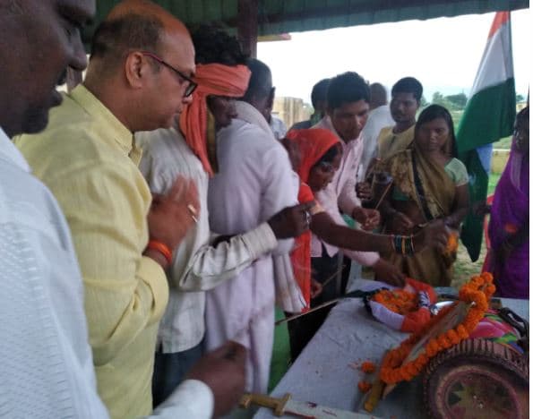 बैगा आदिवासियों के साथ  मनाया  कांग्रेस पार्टी ने विश्व आदिवासी दिवस