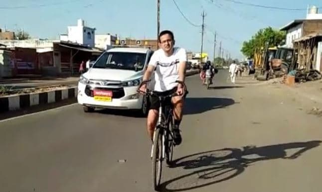 अस्पताल का हाल देखने 40 KM साइकिल चलाकर पहुंचे यह कलेक्टर