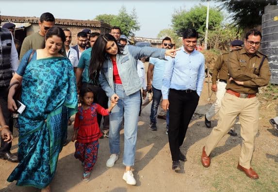 MP के इस गांव में पहुंची बॉलीवुड एक्ट्रेस कटरीना कैफ, बच्चों संग की मस्ती