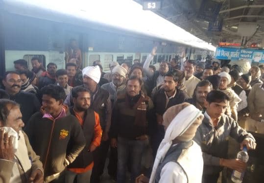 विधानसभा का घेराव करने पहुंचे नरसिंहपुर के किसान, स्टेशन पर पुलिस ने रोका, जमकर नारेबाजी