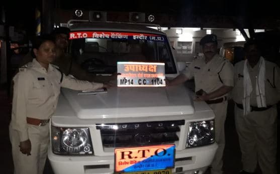 आदर्श आचार संहिता लगते ही बिना परमिशन वाले वाहनों पर से निकाले नेम प्लेट और हुटर