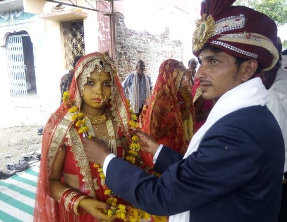 एक दर्जन दूल्हा-दुल्हनों ने पंधाना जनपद पंचायत का किया घेराव