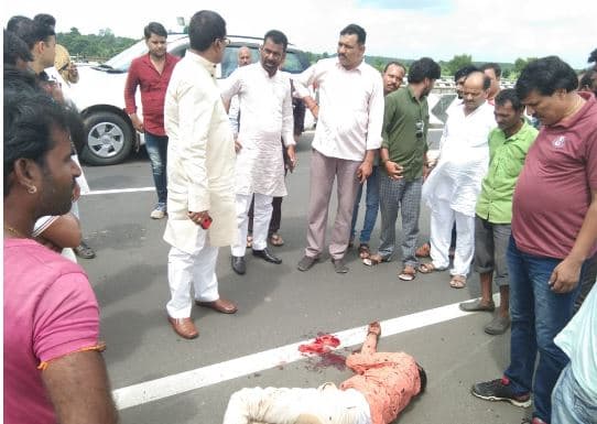 गाय से टकराया मोटरसाइकिल चालक, मौके पर मौत