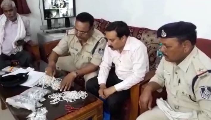 व्यापारी के कब्जे से 5 लाख के जेवरात बरामद, नहीं दिखा सका बिल
