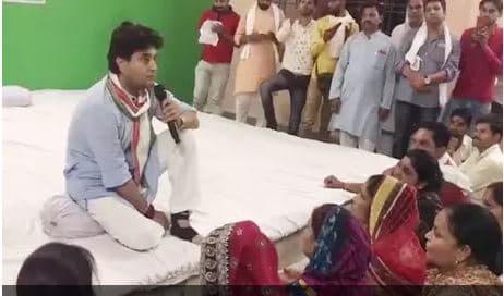 हार के बाद पहली बार गुना पहुंचे सिंधिया का छलका दर्द, महिला कार्यकर्ता भी फूट-फूटकर रोई