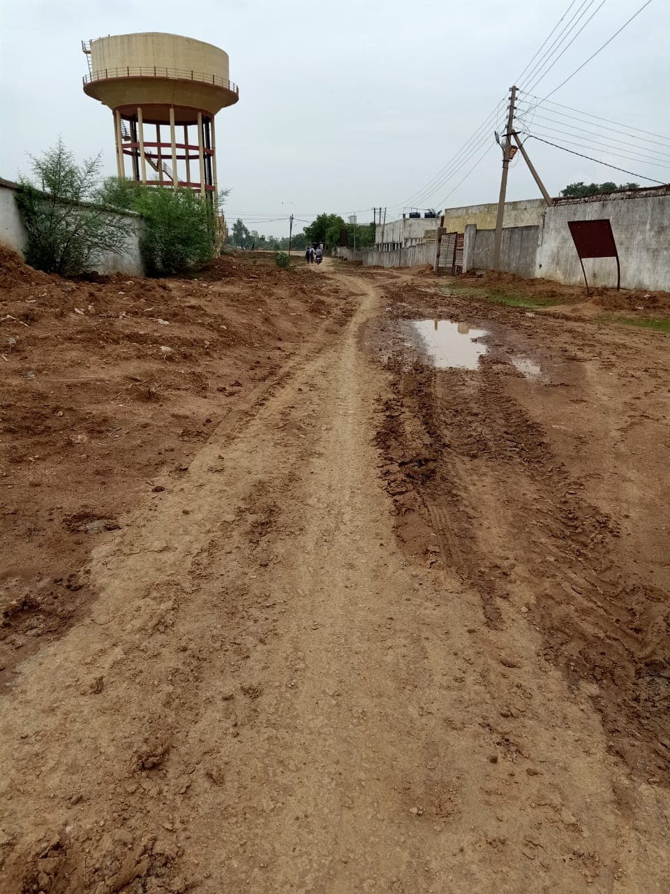 अमृत जल योजना व सीवरेज लाइन के लिए सड़कों की कर दी गई खुदाई, आवागमन अवरुद्ध