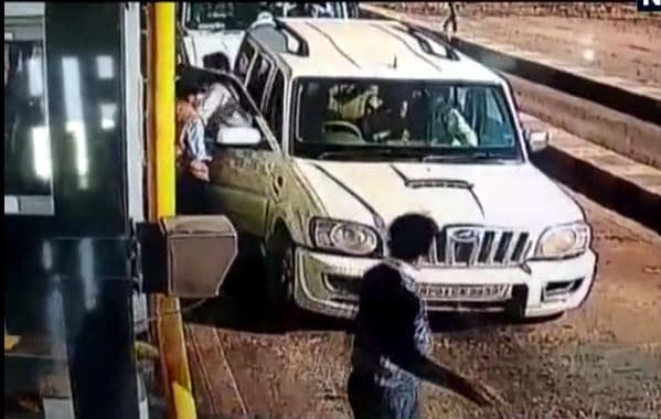 टोल मांगने पर भड़के भाजपा नेता, कर्मचारियों से की मारपीट, वीडियो वायरल