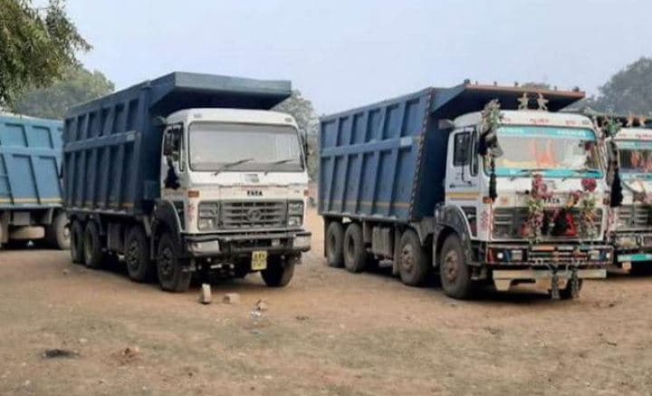 अवैध रेत परिवहन करने के मामले में कलेक्टर ने दो डंपर मालिकों पर ठोका 8 लाख जुर्माना