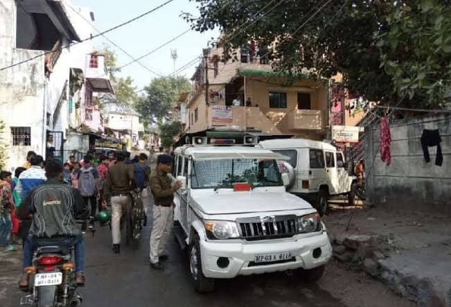 राजधानी में युवक को जिंदा जलाया! सरकारी स्कूल में लाश मिलने से फैली सनसनी