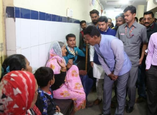 बाढ़ पीड़ितों से बोले मंत्री-मुझे CM ने भेजा है, बताओ कौन अधिकारी नहीं सुनता