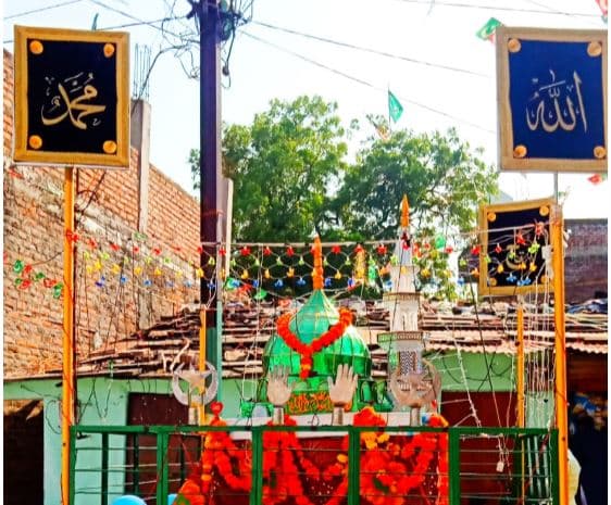 हिंदू मुस्लिम एकता की मिसाल देते हुए मनाया जश्ने ईद मिलादुन्नबी का त्यौहार