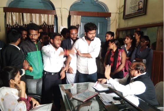 कॉलेज में शिक्षकों की पूर्ति एवं बिल्डिंग शिफ्टिंग को लेकर हुआ प्रदर्शन
