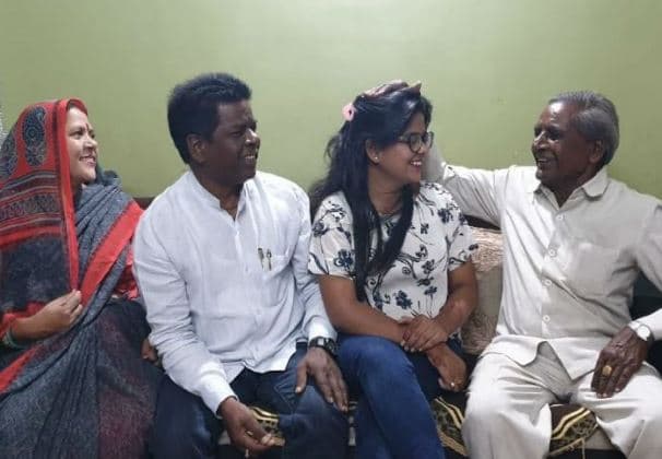 मिसाल: सफाईकर्मी ने सोना गिरवी रख बेटी को पढ़ाया, अब मिली 1 करोड़ की स्कॉलरशिप