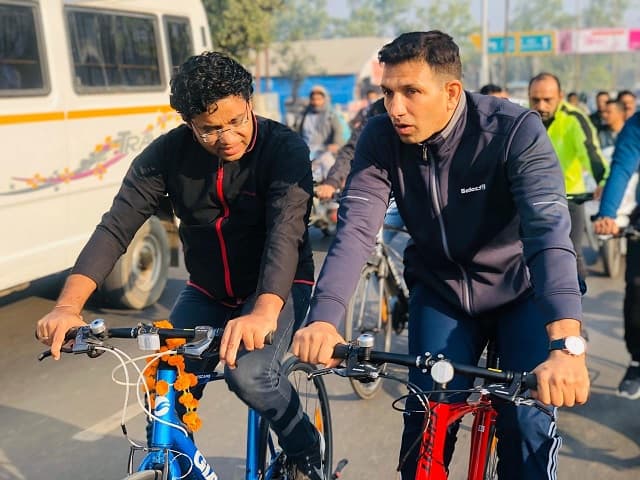 पब्लिक ट्रांसपोर्ट को बढ़ावा देने साइकिल पर सवार हुए खेल मंत्री