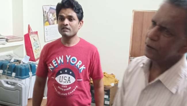 MP: यहां वोटिंग से पहले अधिकारी के घर मिली EVM, सस्पेंड