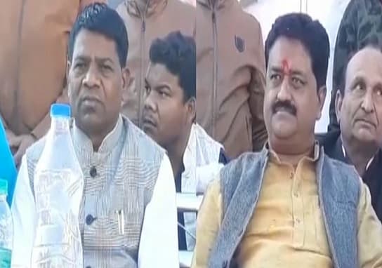 कांग्रेस MLA ने मंच से खुद को बताया ब्रह्मा, मंत्री की तारीफ में बोले- ‘सुखदेव हैं सुख देने वाले’