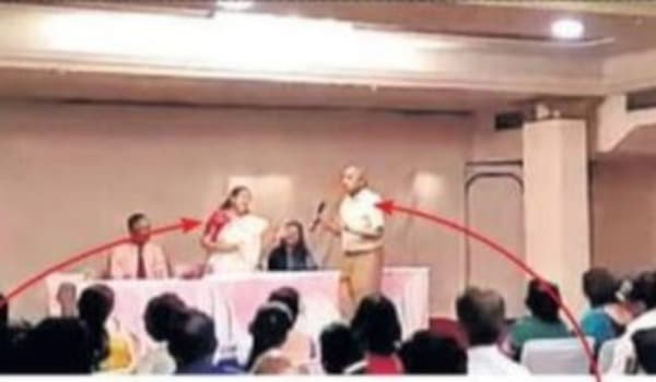 आयुष्मान योजना की तारीफ पर भड़के डॉक्टर, ताई के हाथों से छिना माइक, जमकर सुनाई खरी-खोटी