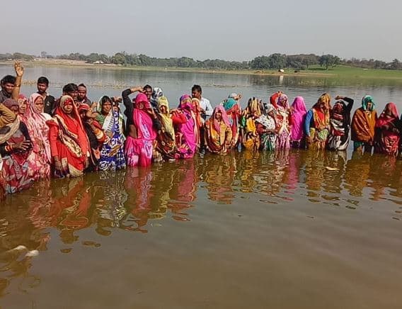 मछली पालन के लिए मिले तालाब पर दबंगों का कब्जा, महिलाओं ने शुरू किया जलसत्यग्रह
