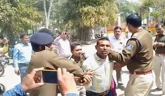 अफसरों के सामने कर्मचारी ने खाया जहर, मचा हड़कंप