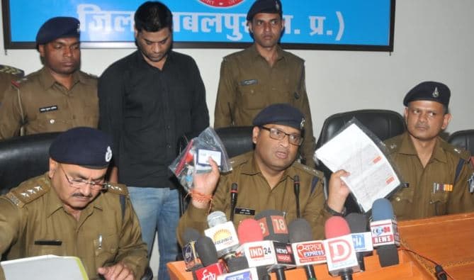 बीमा के नाम पर फर्जी DD देकर कमीशन लेने वाला जालसाज गिरफ्तार
