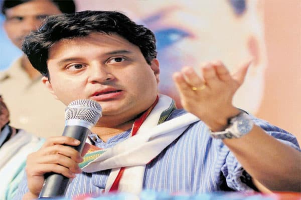 MP ELECTION : रुझानों में कांग्रेस की बढ़त पर क्या बोले सिंधिया, देखें वीडियो
