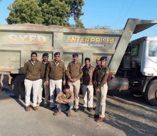 रेत माफियाओं पर पुलिस ने कसा शिकंजा, मचा हड़कंप