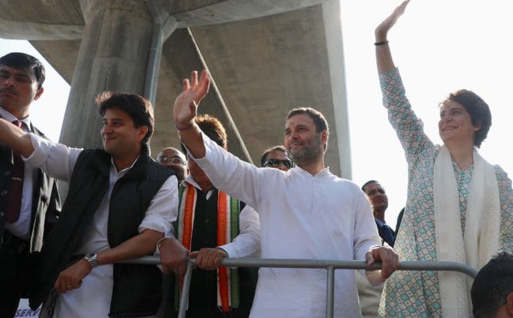 ‘लकी बस’ पर सवार होकर राहुल-प्रियंका और सिंधिया ने यूपी में फूंका चुनावी बिगुल