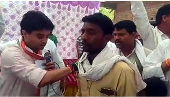 सिंधिया के सामने भड़का किसान, बोला- कहां हुई कर्जमाफी, मेरे घर 3 बार आ चुकी है पुलिस