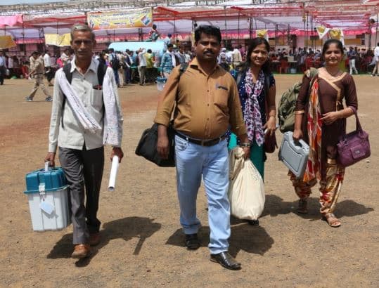 शासकीय नेहरू महाविद्यालय अशोकनगर में हुआ मतदान सामग्री वितरण