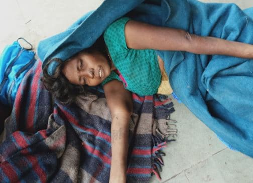 बीमार अवस्था में 3 दिन से सड़क पर बेबस पड़ी महिला की नहीं ली किसी ने सुध