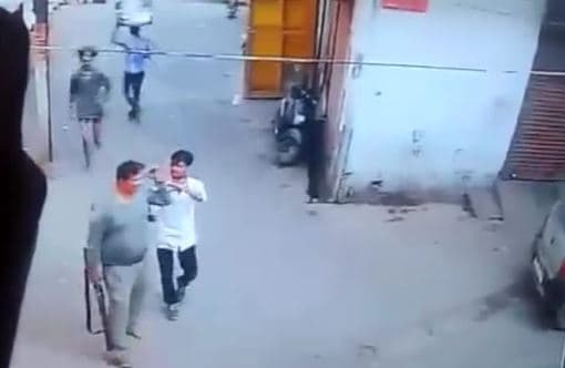 दिनदहाड़े युवक की गोली मारकर हत्या, साथी घायल, वारदात CCTV में कैद