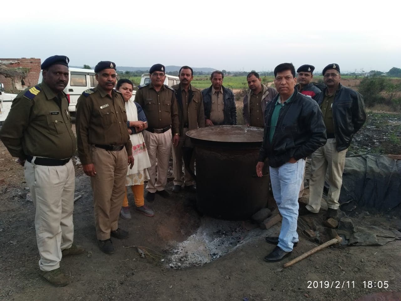 कंजरों के डेरों पर छापा,डेढ़ लाख की अवैध शराब जब्त