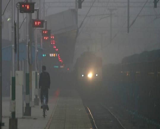 कोहरे ने फिर रोकी ट्रेनो की रफ्तार, 8 घंटे तक की देरी से आ रही गाडि़यां