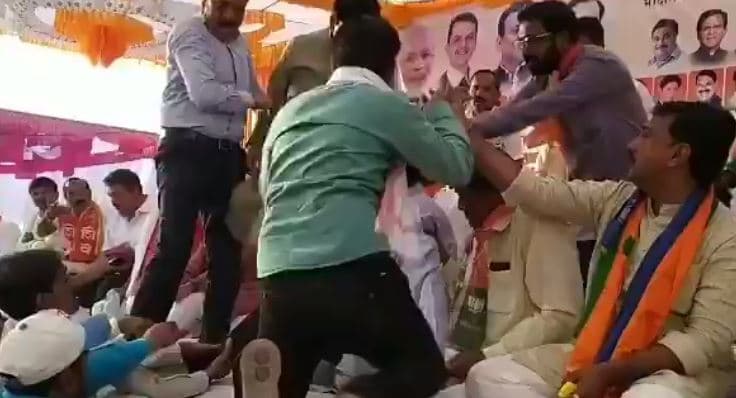 VIDEO: मंच पर भिड़े भाजपाई, जमकर चले लात-घूंसे, मंत्री से भी धक्कामुक्की