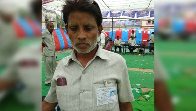 कलेक्टर के पास शराब पीकर चुनाव ड्यूटी कटवाने पहुंचा शिक्षक, हुआ सस्पेंड