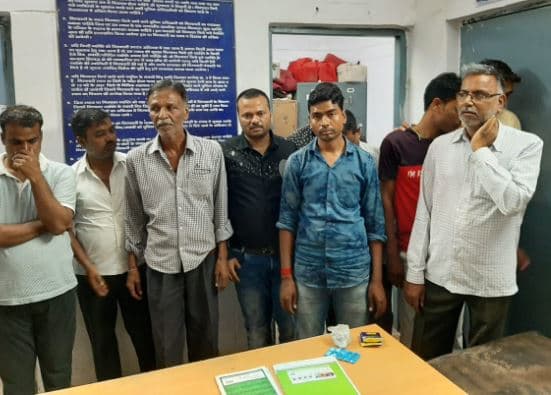 जुए के फड़ पर पुलिस ने की छापामार कार्रवाई, एक लाख से अधिक जब्त, 9 गिरफ्तार