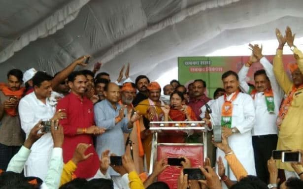 कांग्रेस को एक और झटका, पूर्व विधायक ने थामा भाजपा का दामन