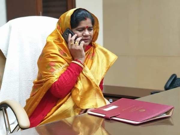 रेपिस्ट के हाथ पैर काटकर उनके मोहल्ले में फांसी दी जाए: मंत्री इमरती देवी