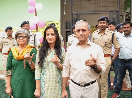 लोकसभा चुनाव: डीजीपी ने किया मतदान, पोलिंग बूथों पर लगी लंबी कतारें