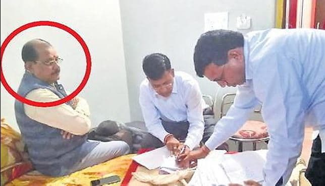 लॉज में बैठकर बैक डेट में फाइलें निपटा रहे थे सीएमओ, रंगेहाथ पकडे गए