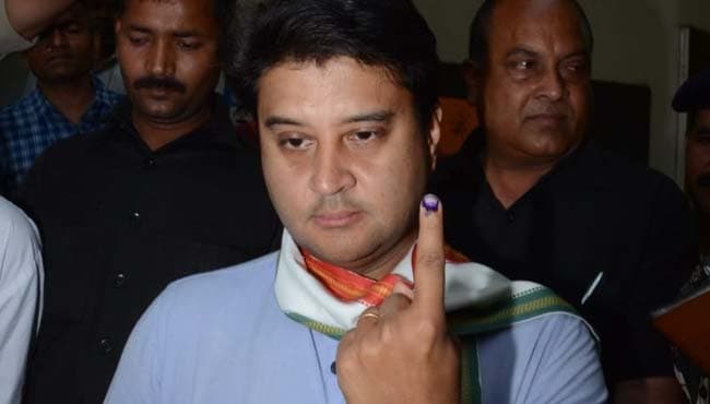 सिंधिया ने ग्वालियर में किया मतदान, सरकार बनाने का किया दावा