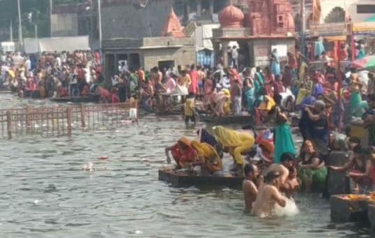 कार्तिक पूर्णिमा पर क्षिप्रा में हजारों श्रद्धालुओं ने लगाई आस्था की डुबकी