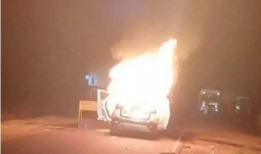 बाइक से टकराने के बाद कार में लगी भीषण आग, मची अफरा-तफरी, कूदकर बाहर निकले लोग