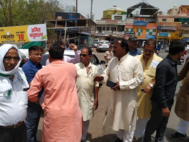 यहां भाजपा और कांग्रेस नेताओं में हुआ विवाद, मौके पर पहुंची पुलिस