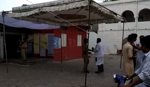 राजधानी के इस बूथ पर पुलिसकर्मी को दी जूता मारने की धमकी, वीडियो वायरल